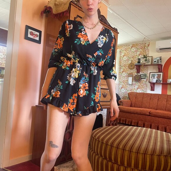 Floral plunge V neck Romper! - Picture 2 of 16